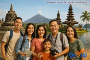Sekelompok wisatawan Asia berdiri di depan berbagai ikon destinasi wisata Indonesia seperti Candi Borobudur, Gunung Bromo, dan Pura Bali dalam suasana cerah